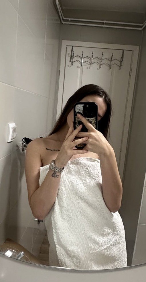 petite brunette girl with pretty feet petite brunette girl with pretty feet