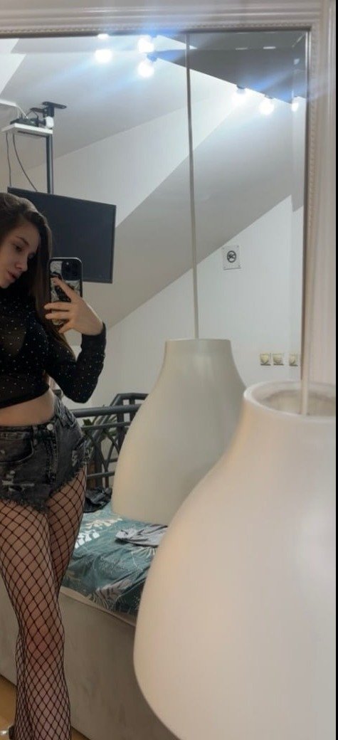 Butterfly petite OnlyFans girls image 1